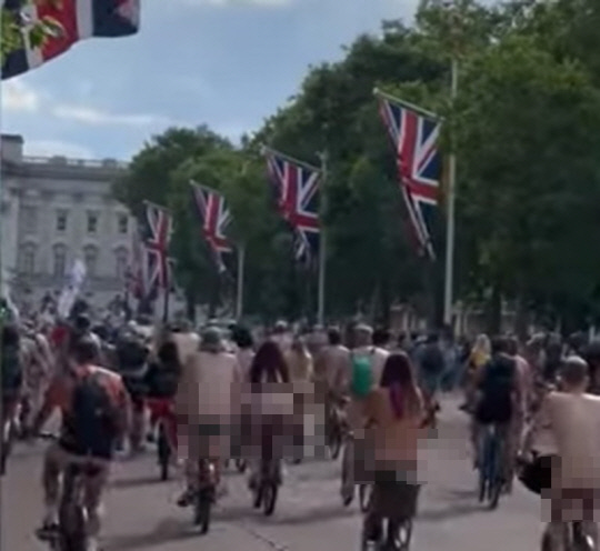 영국 런던에서 수백 명이 알몸으로 자전거 행진에 나섰다.<이브닝 스탠더드 유튜브 캡처>